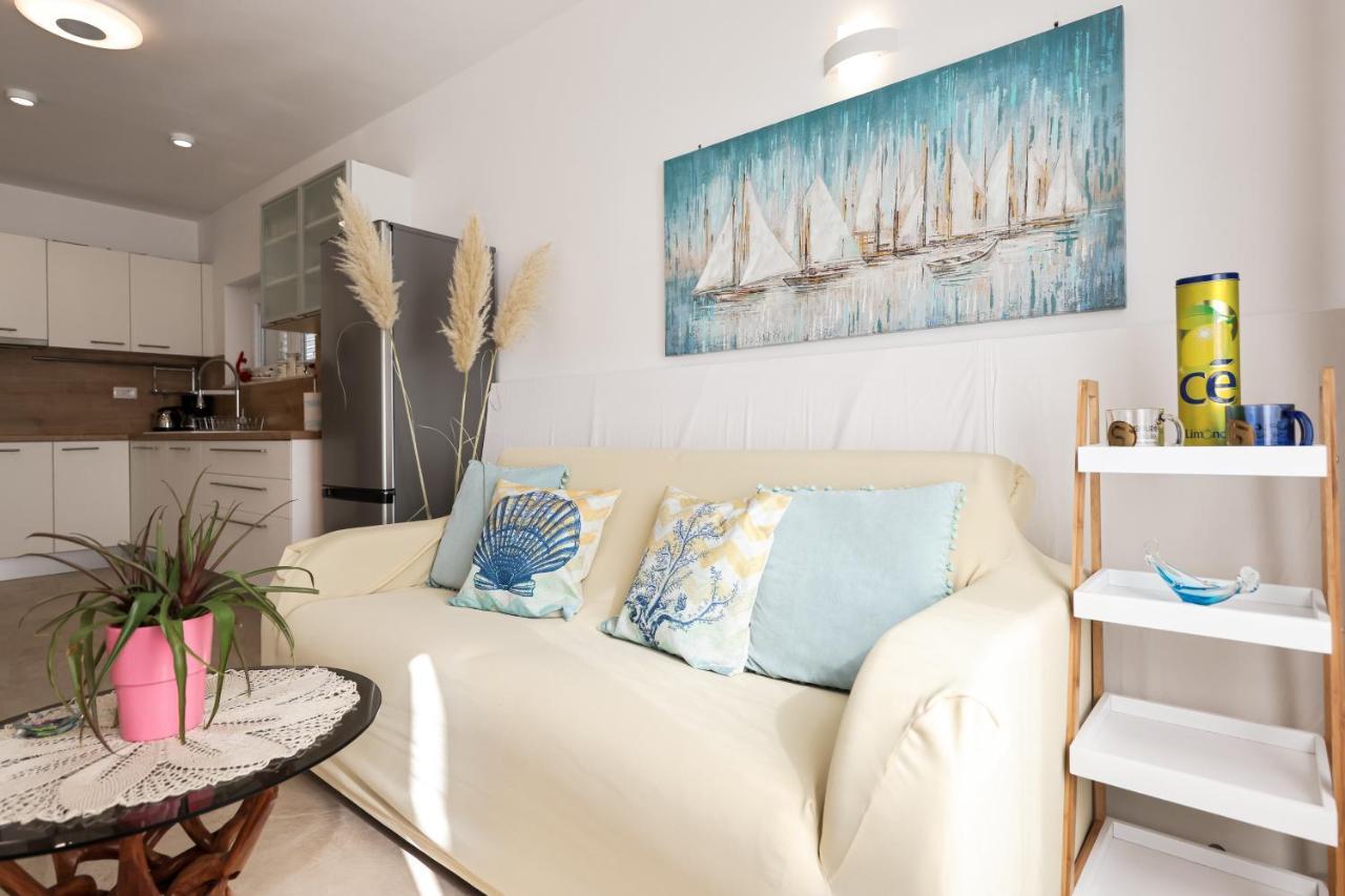 Apartment Puntamika Villa De Rosa - Ground Floor Zara Esterno foto