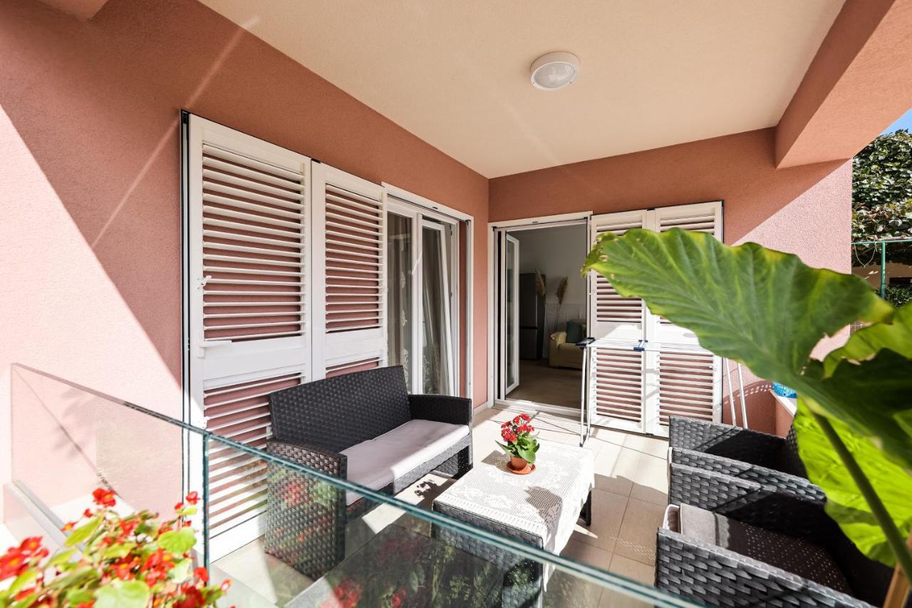 Apartment Puntamika Villa De Rosa - Ground Floor Zara Esterno foto