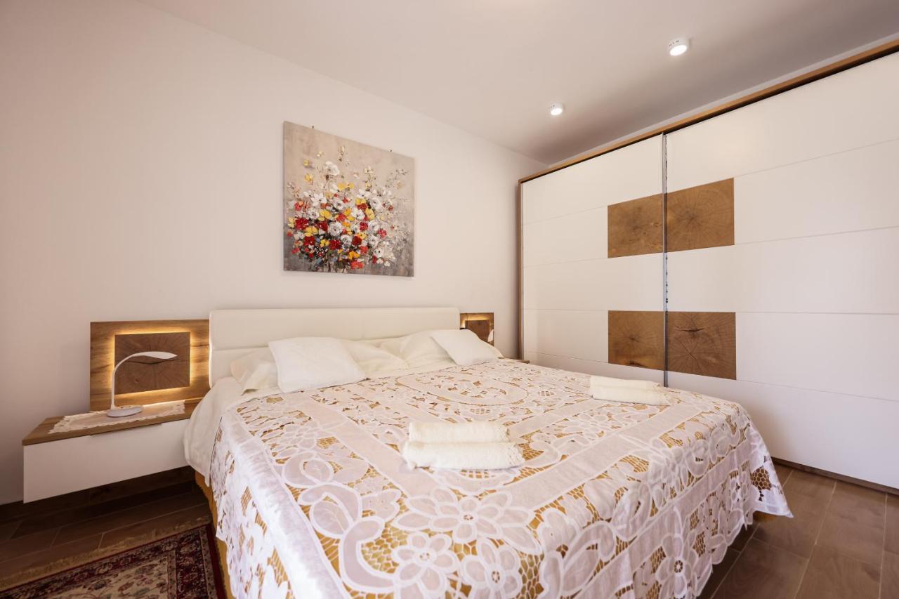 Apartment Puntamika Villa De Rosa - Ground Floor Zara Esterno foto